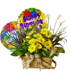 Groupe de fleurs coupées et des ballons pour anniversaire.