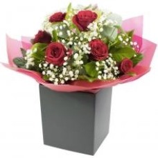 6 roses rouges dans une boîte cadeau