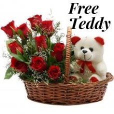 Roses rouges, Ferrero Rocher et ours en peluche dans un panier