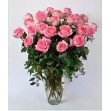 Arrangement de roses roses, ours en peluche et boîte en forme de chocolat en forme de coeur