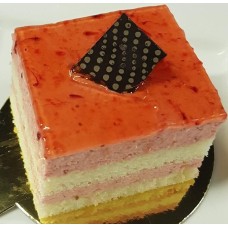 Mousse carrée aux fraises 2,5"