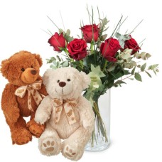 5 roses rouges avec verdure et deux ours en peluche (minimum)