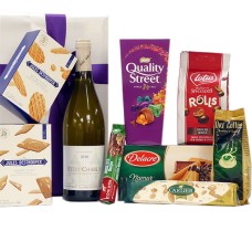 Vin blanc français avec des friandises emballées en cadeau