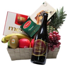 Corbeille de fruits avec biscuits belges, bière et chocolat
