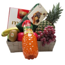 Corbeille de fruits avec biscuits au jus de fruits et chocolat