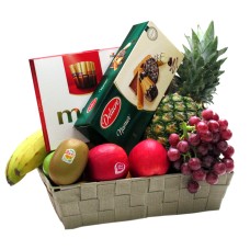 Corbeille de fruits avec biscuits belges et chocolat