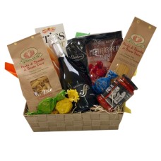 Panier-cadeau italien avec des pâtes et des bulles