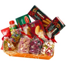 Panier de bonbons avec jus de fruits, biscuits et bonbons mous