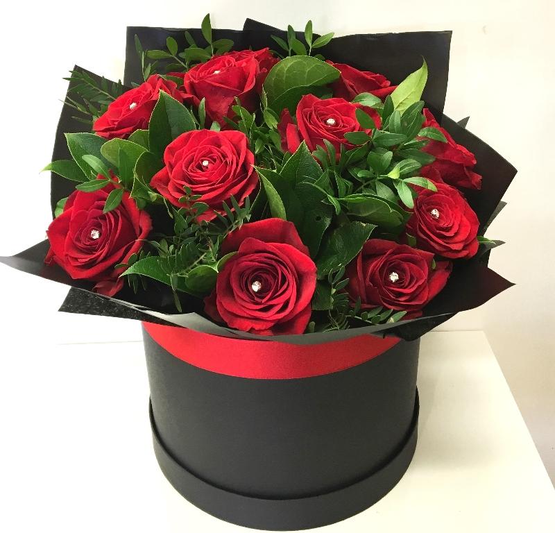 12 roses rouges dans une boîte