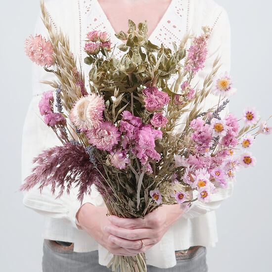 Fleurs séchées dans des tons roses