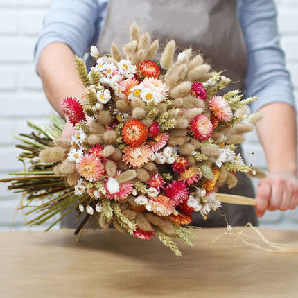 Bouquet de fleurs séchées colorées