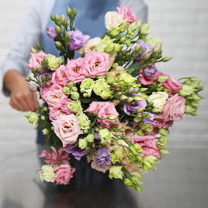 Delicate Lisianthus (9 stems)
