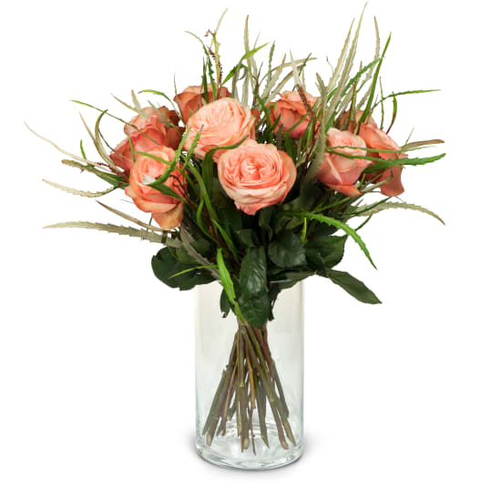 12 roses de couleur saumon avec verdure (minimum)
